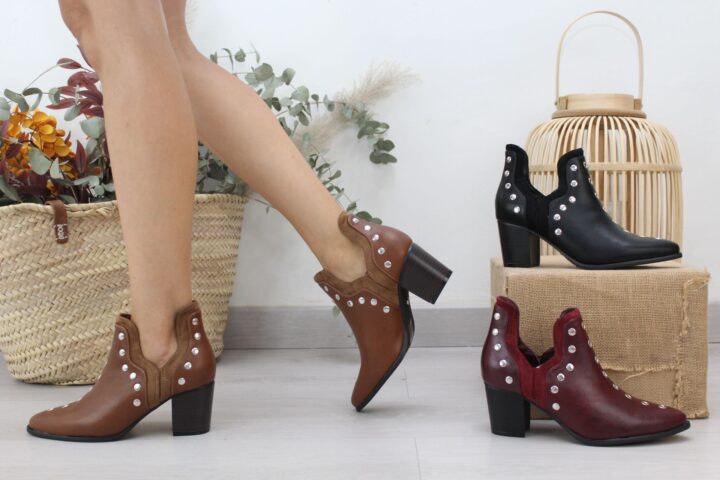 Botin con abertura lateral y adorno remaches,ref5524