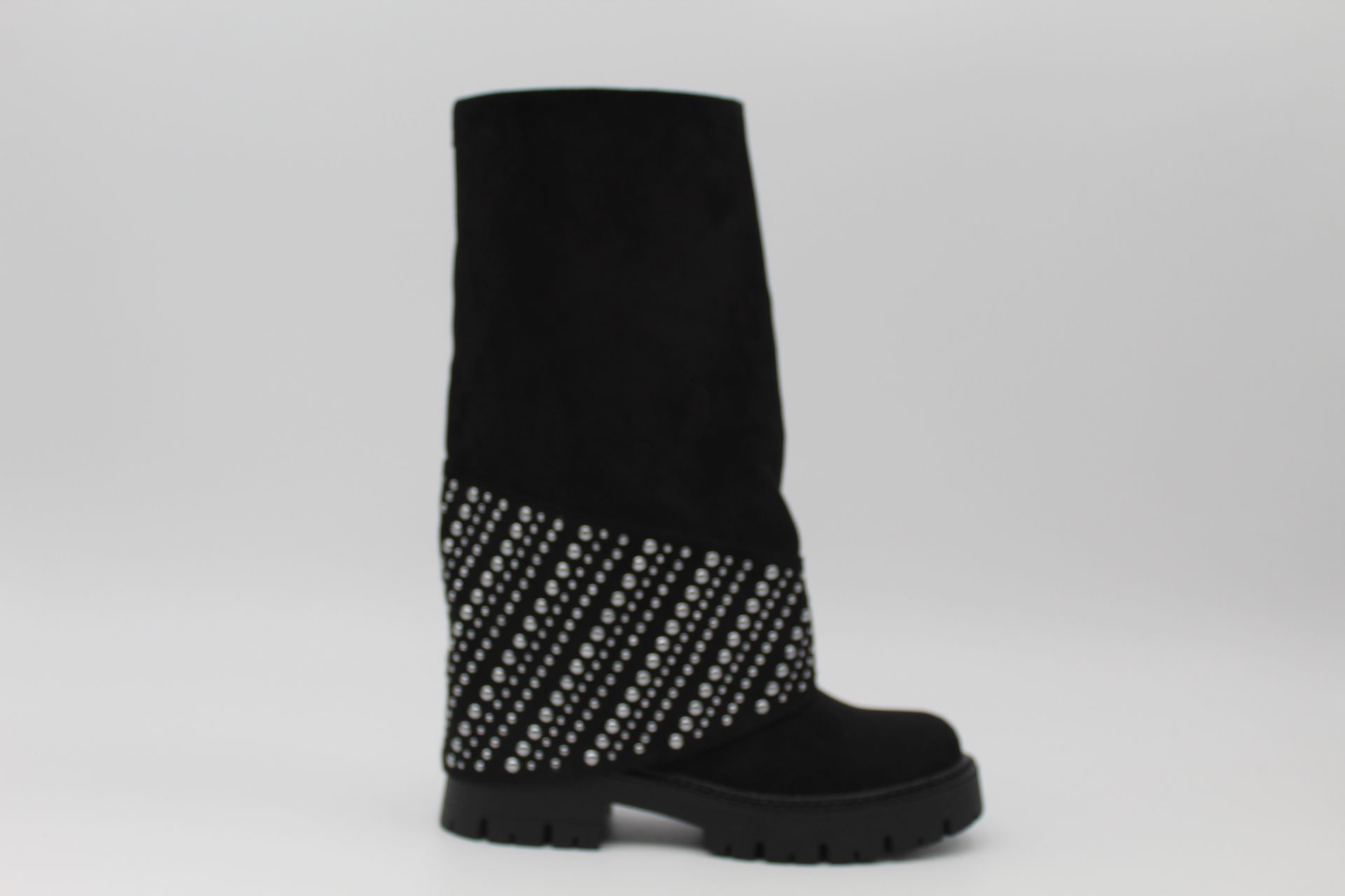 Bota estilo motero en suave antelina con solapa y tachas,ref118 - Imagen 2
