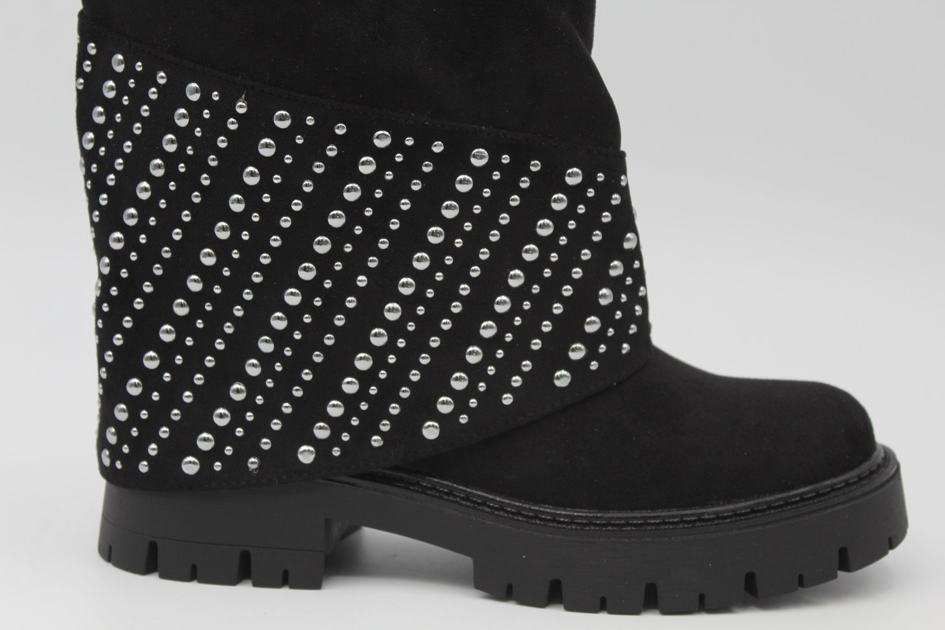 Bota estilo motero en suave antelina con solapa y tachas,ref118 - Imagen 3