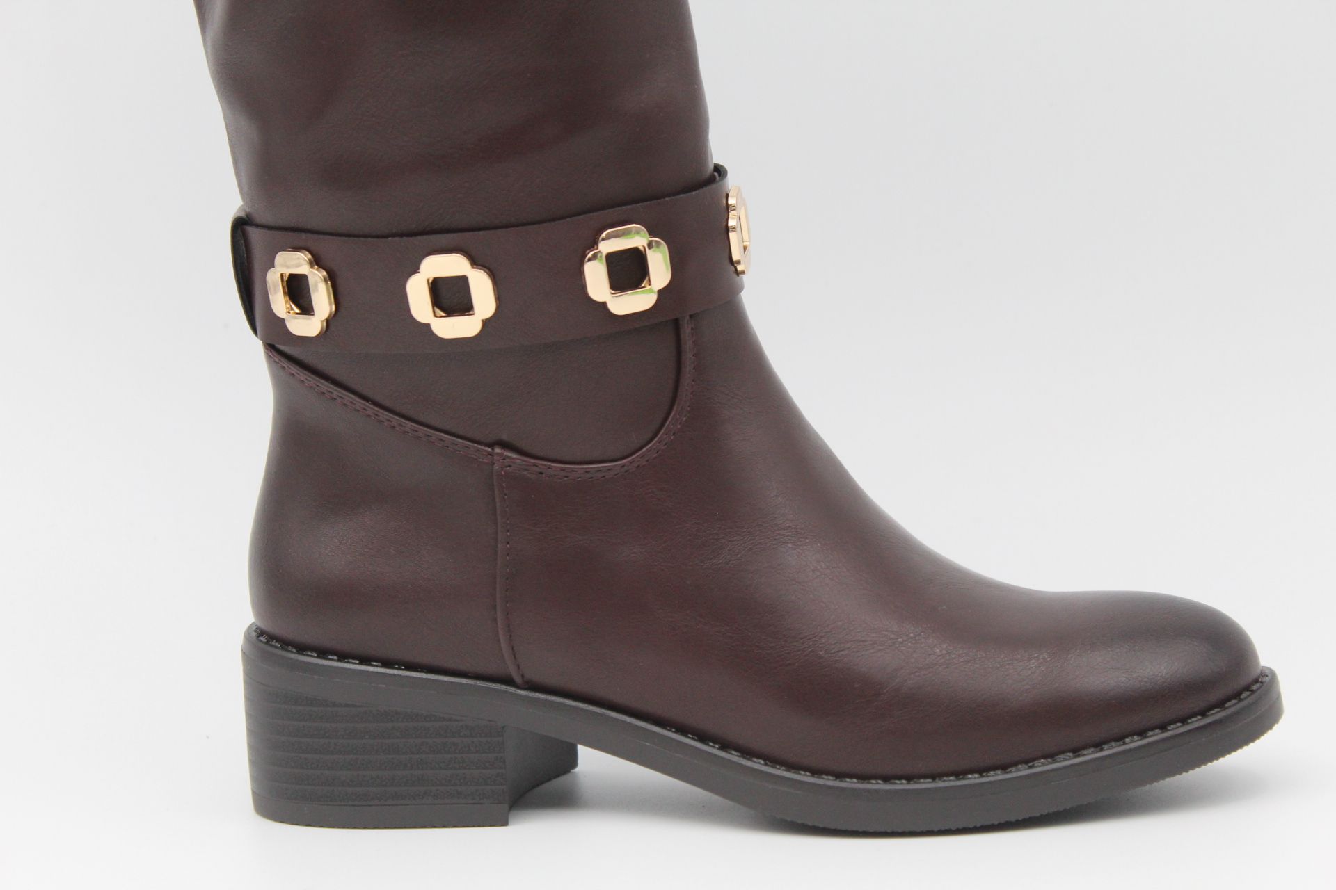 Bota plana en suave poli piel con adorno metalizados, ref68339 - Imagen 3