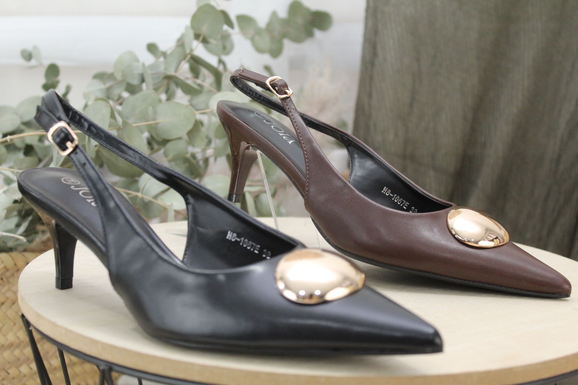Stiletto destolanado en poli piel con adorno metalizado,ref1067 - Imagen 1