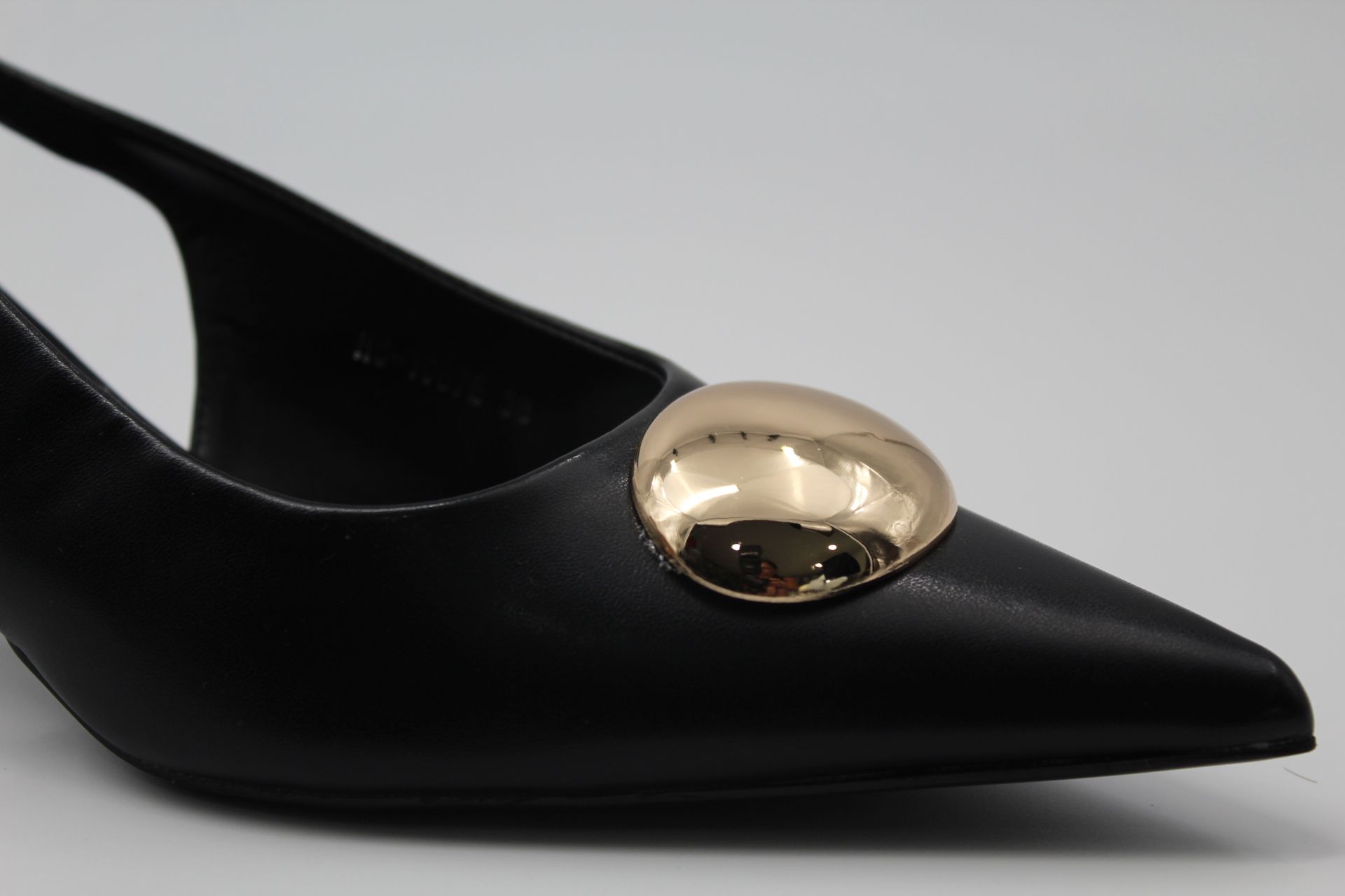 Stiletto destolanado en poli piel con adorno metalizado,ref1067 - Imagen 5