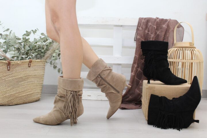 Botín en antelina con tacón bajo