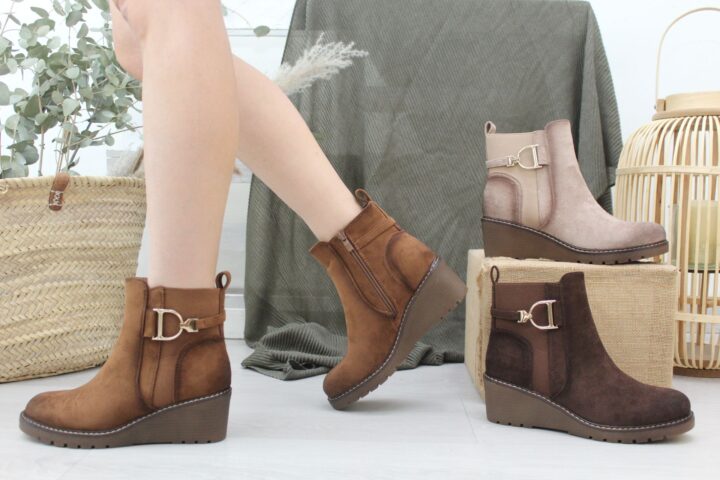 Botin en antelina con elastico lateral y cuña de goma de 6cm