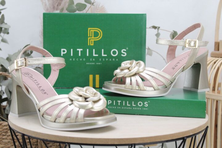 Sandalia Pitillos toda en piel con adorno flor, ref11220
