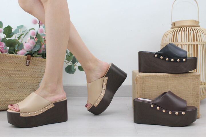 Zueco en poli piel con cuña y tachas,ref190