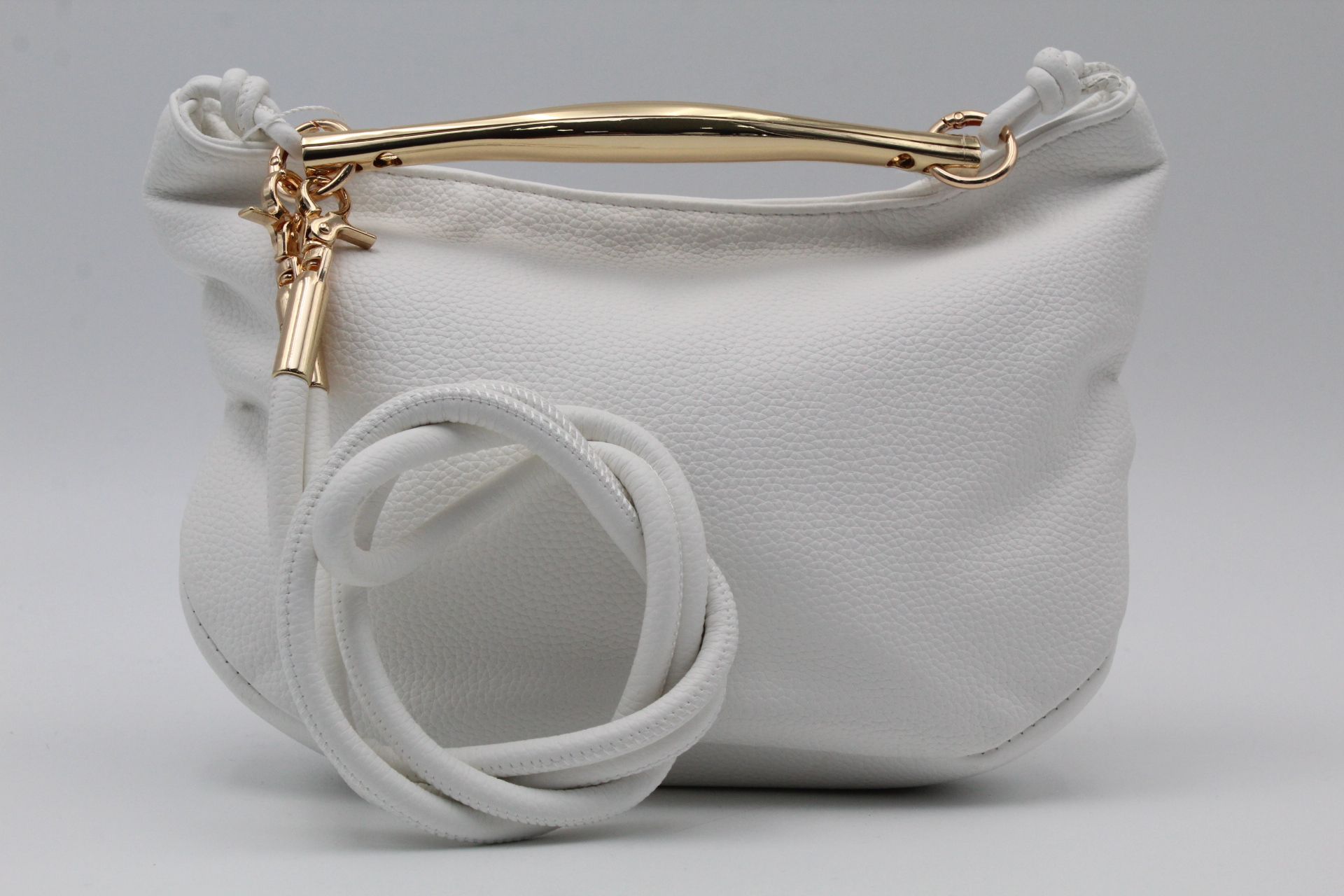 Bolso-bandolera en suave polipiel con asa metálica dorada,ref8848 - Imagen 2
