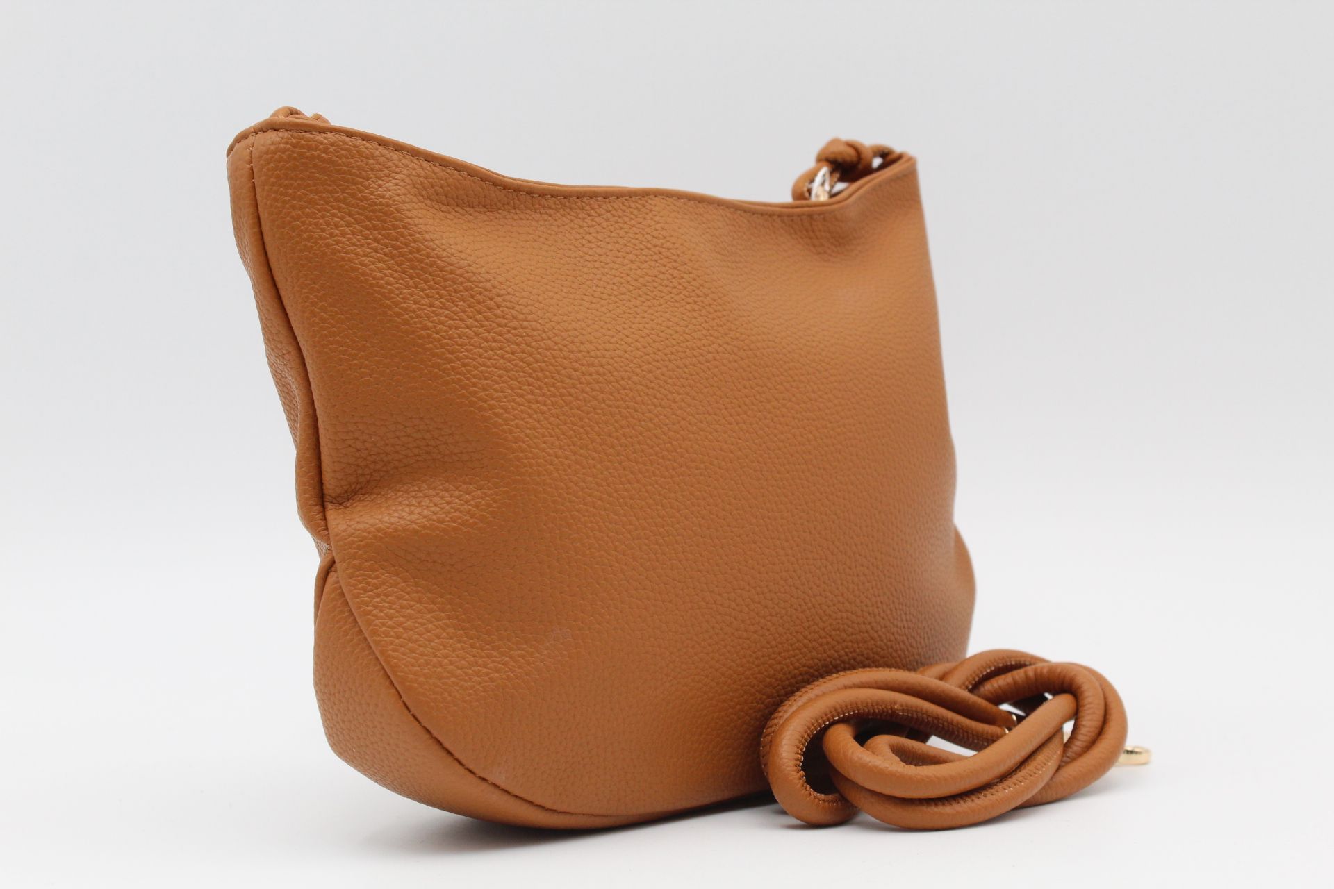 Bolso-bandolera en suave polipiel con asa metálica dorada,ref8848 - Imagen 5