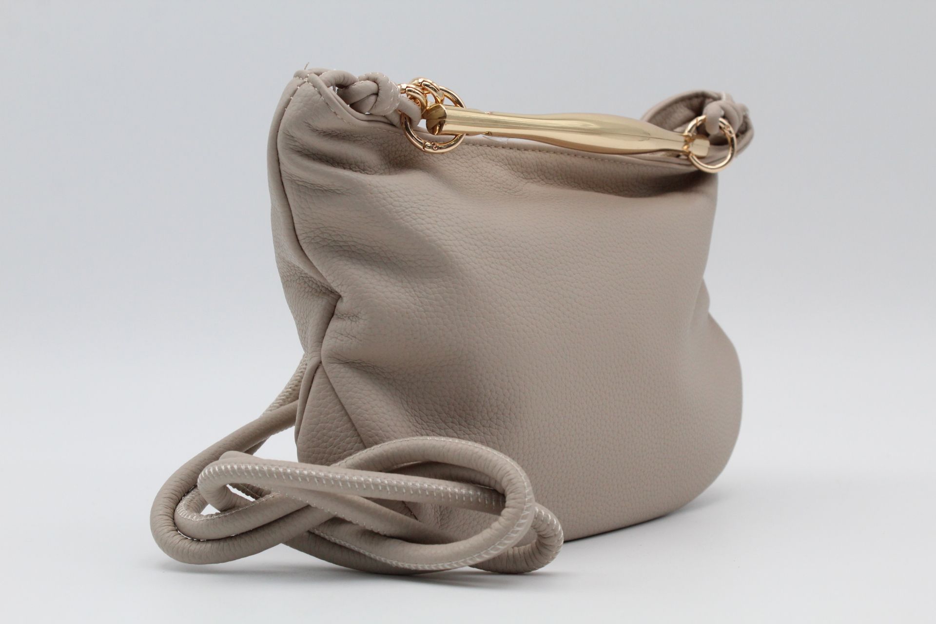 Bolso-bandolera en suave polipiel con asa metálica dorada,ref8848 - Imagen 7
