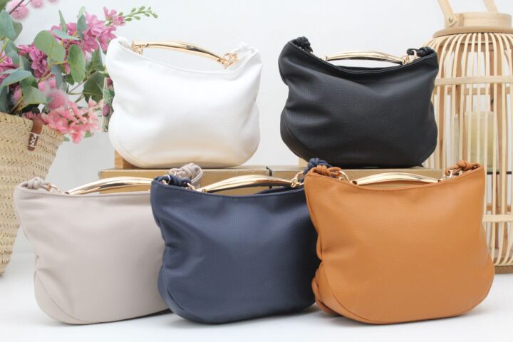 Bolso-bandolera en suave polipiel con asa metálica dorada,ref8848