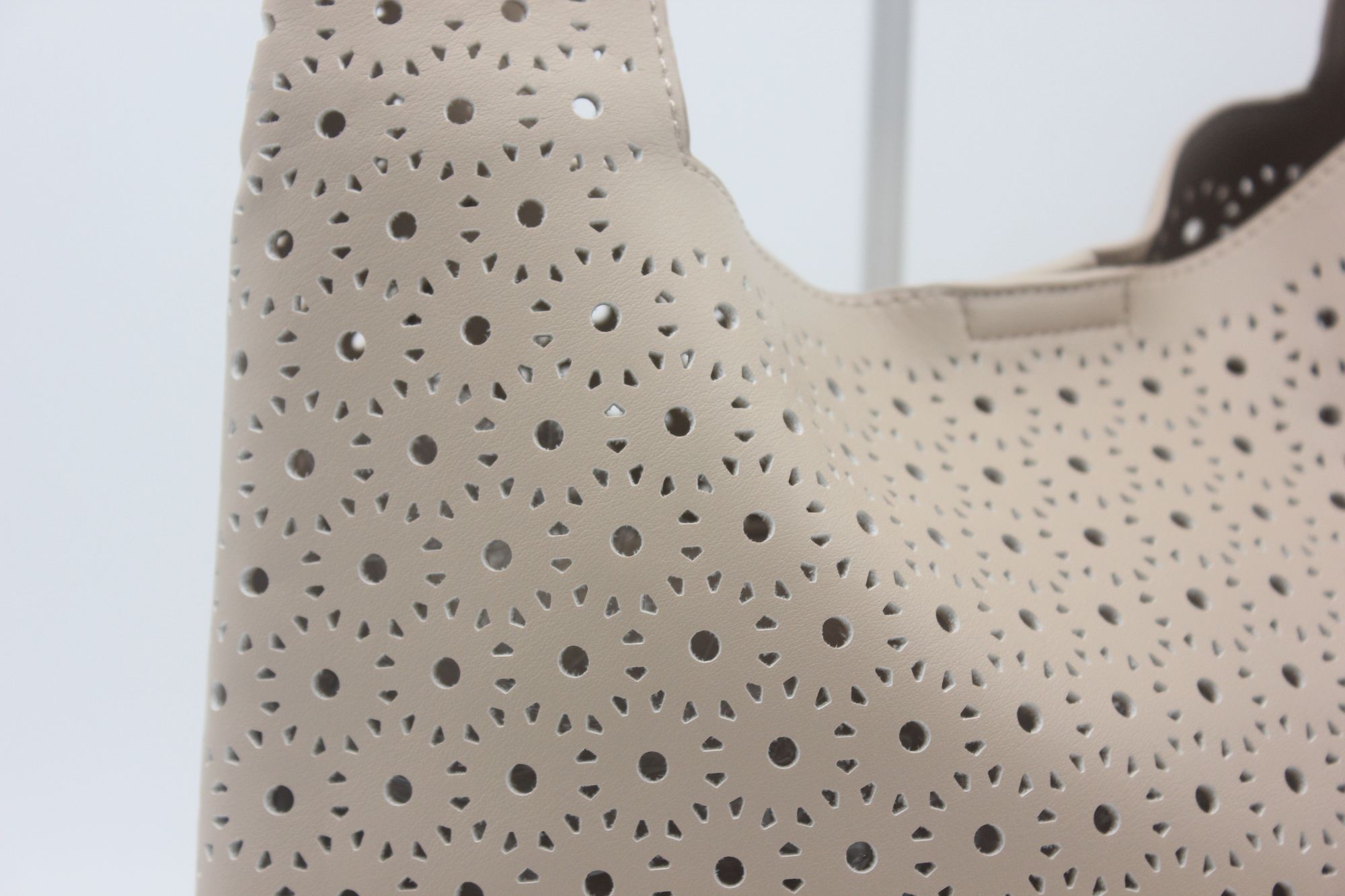 Bolso en suave poli piel picadita con neceser interior y cierre clip,ref68075 - Imagen 3