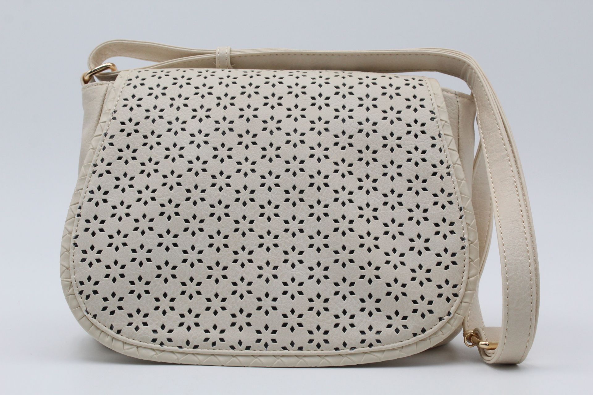 Bandolera en suave poli piel con solapa picada,ref38010 - Imagen 2