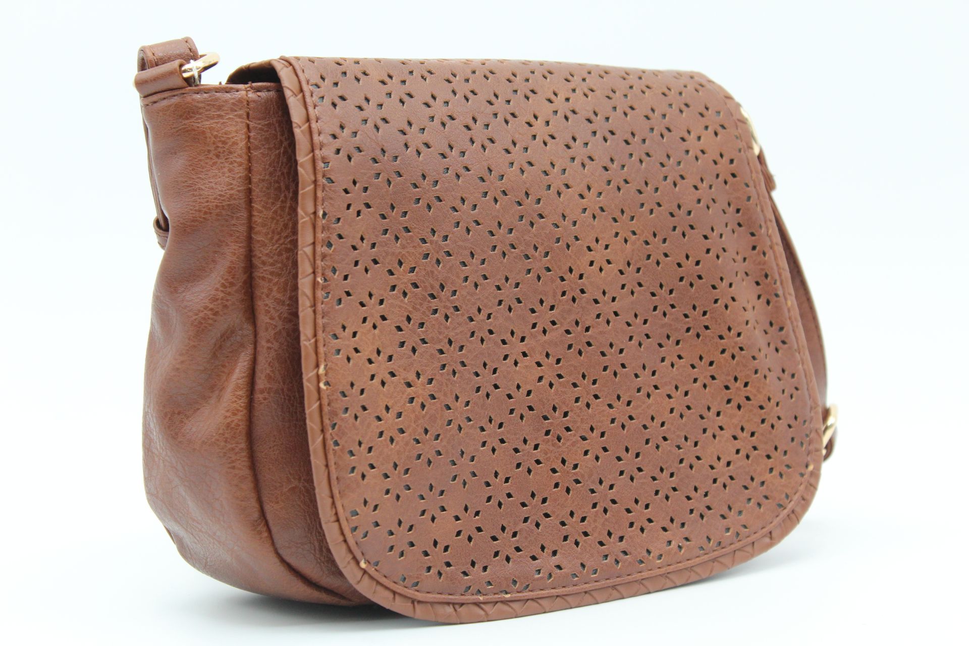 Bandolera en suave poli piel con solapa picada,ref38010 - Imagen 3