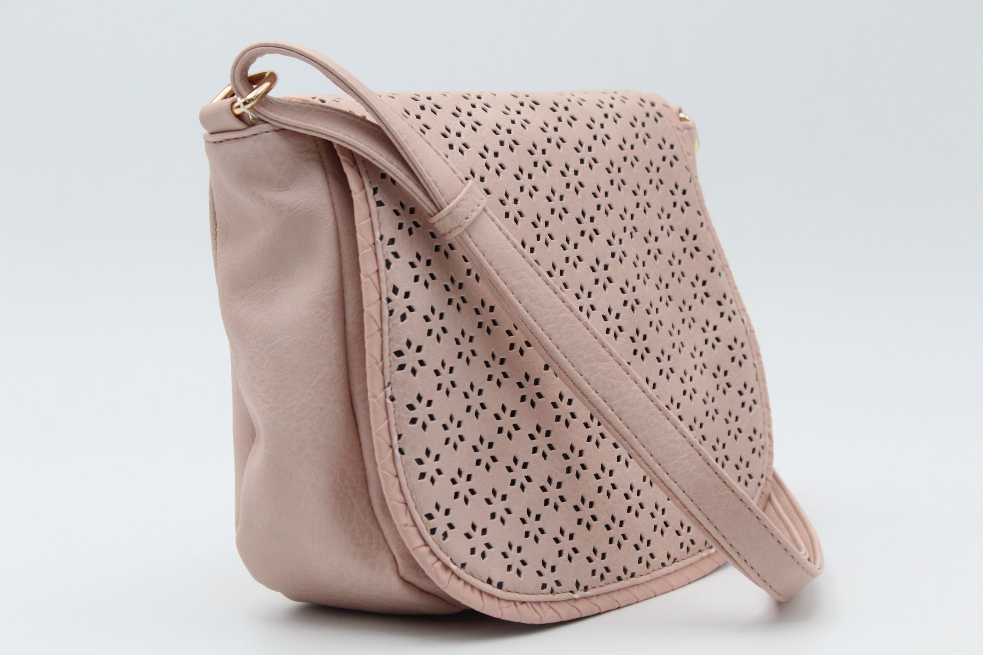 Bandolera en suave poli piel con solapa picada,ref38010 - Imagen 5