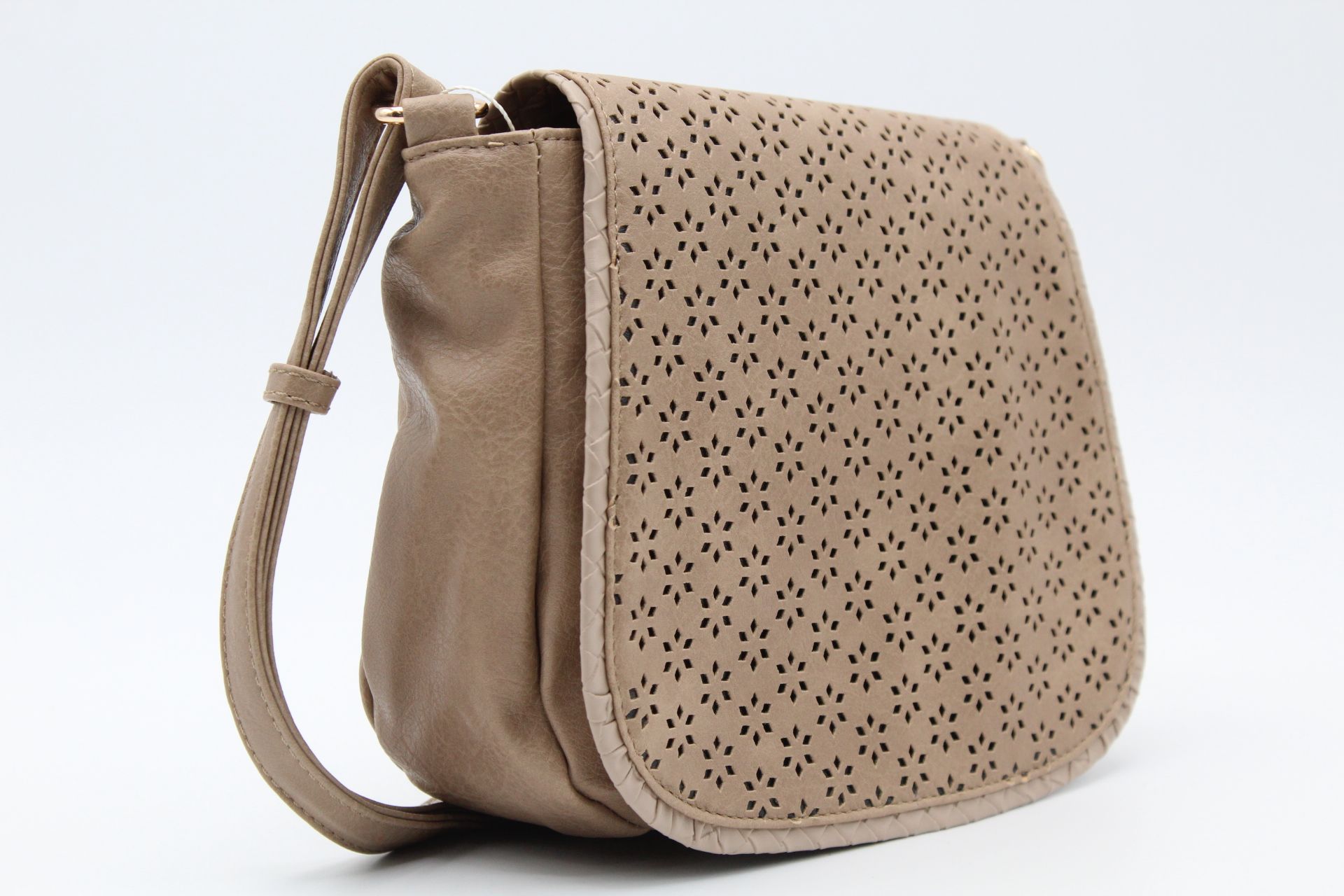 Bandolera en suave poli piel con solapa picada,ref38010 - Imagen 7