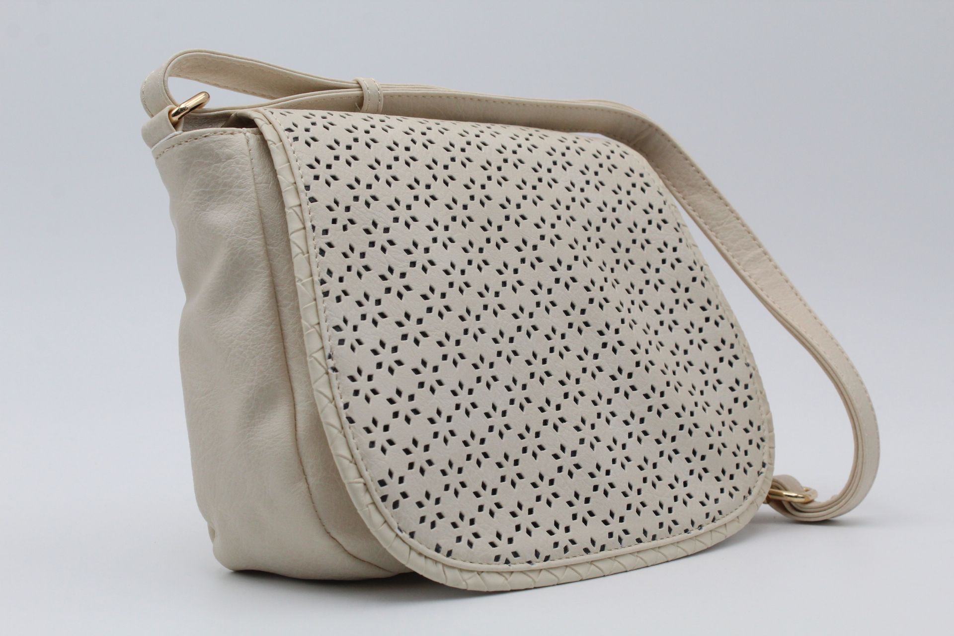 Bandolera en suave poli piel con solapa picada,ref38010 - Imagen 9