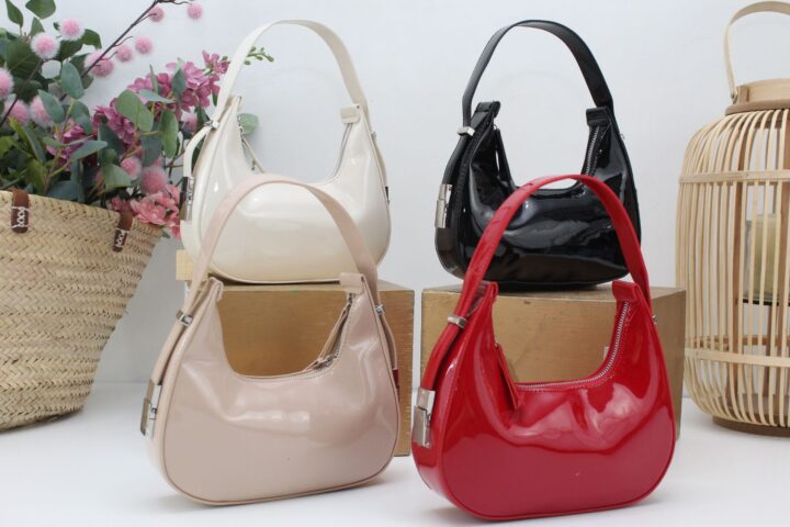 Bolso en poli piel charol con asa regulable,ref67990