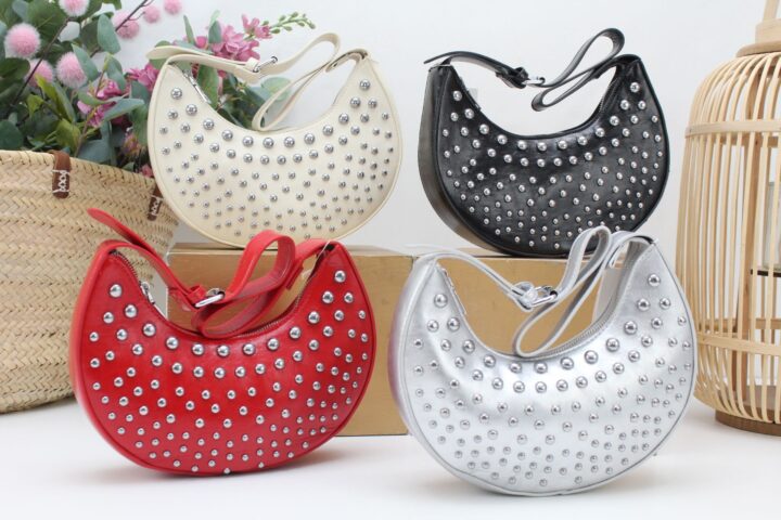 Bolso en poli piel con tachas y asa regulable,ref67983