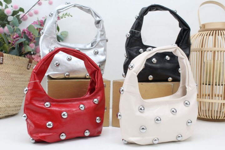 Bolso en suave poli piel efecto charol con tachas de bolas,ref67967