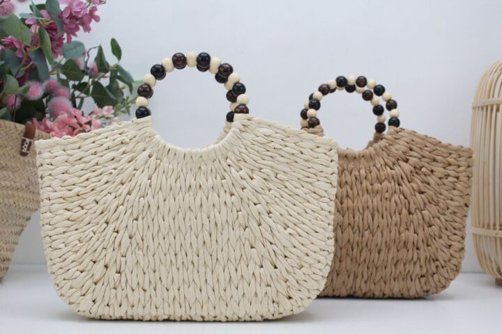 Cesta en tejido rafia con asas de bolas de madera,ref3606