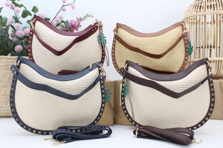 Bandolera en rafia con bordes de polipiel y tachas,ref28973