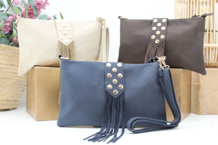 Bolso-Bandolera en suave poli piel con flecos y detalle de tachas,ref28971