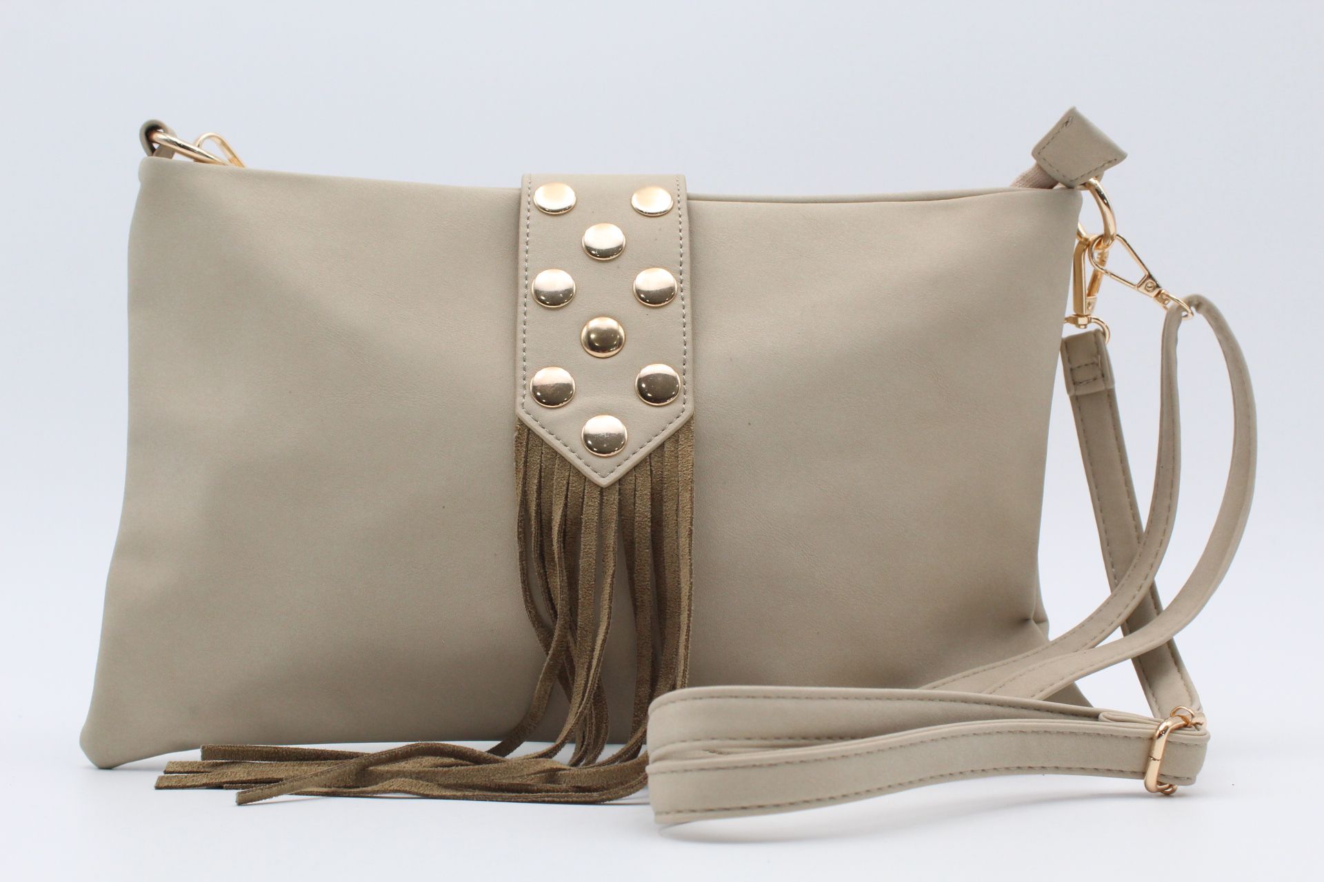 Bolso-Bandolera en suave poli piel con flecos y detalle de tachas,ref28971 - Imagen 3