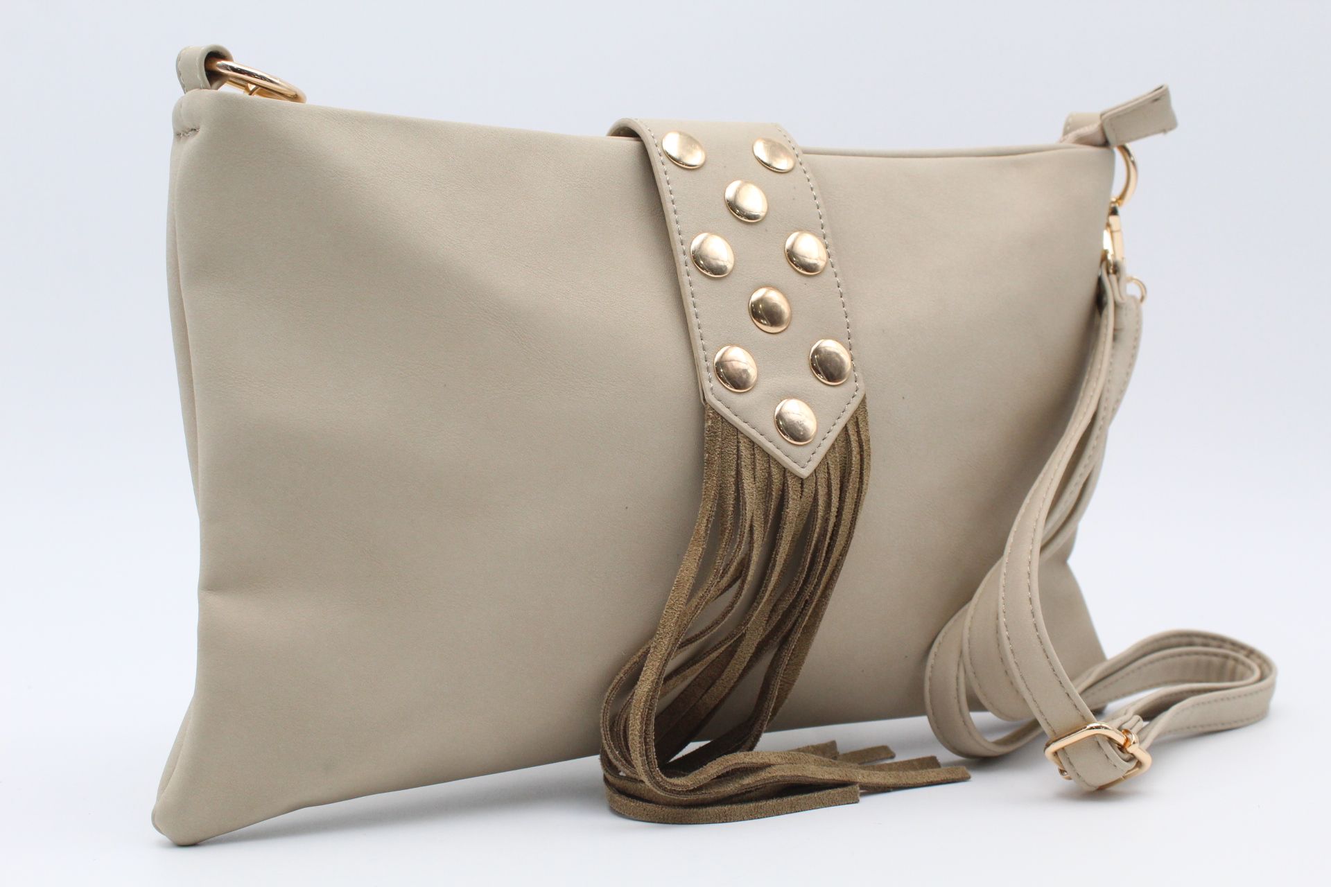 Bolso-Bandolera en suave poli piel con flecos y detalle de tachas,ref28971 - Imagen 2