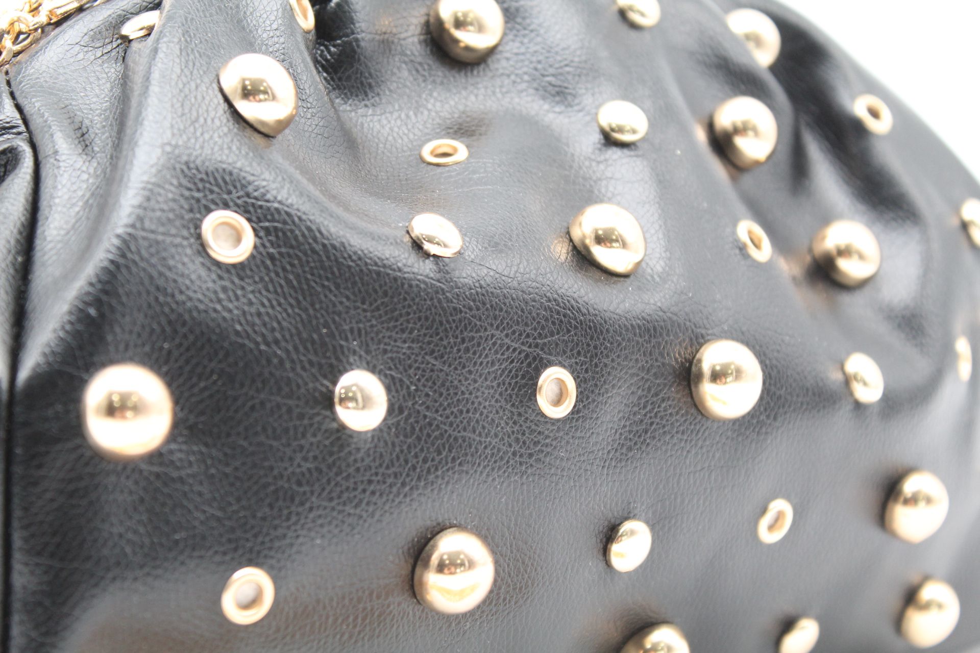 Bandolera en suave poli piel con tachas y asa de cadena,ref28954 - Imagen 2