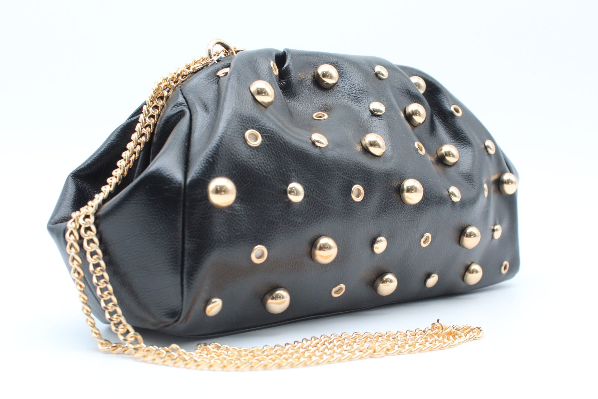 Bandolera en suave poli piel con tachas y asa de cadena,ref28954 - Imagen 3