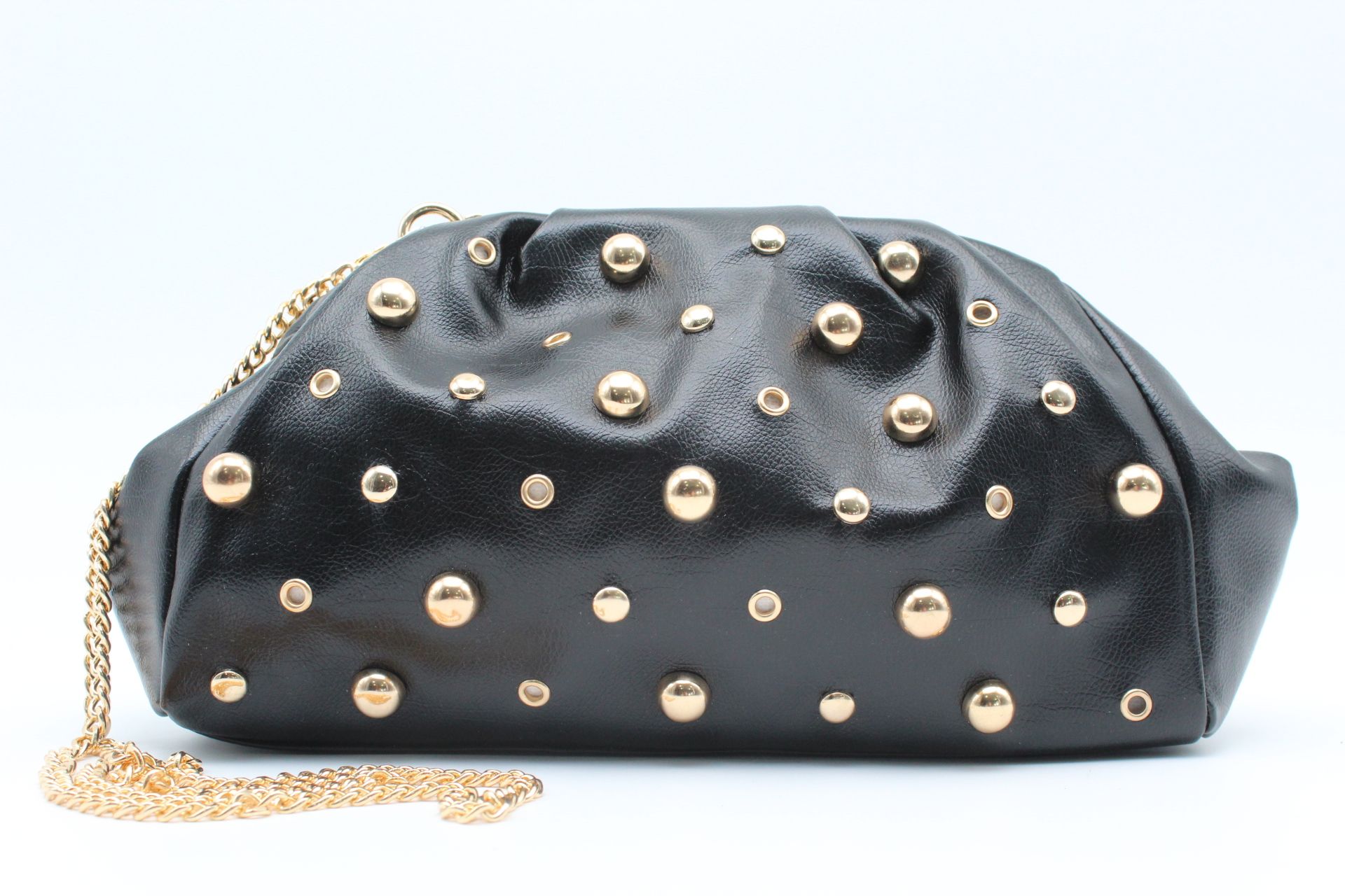 Bandolera en suave poli piel con tachas y asa de cadena,ref28954 - Imagen 4