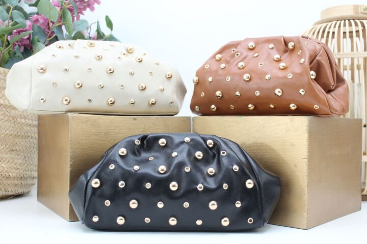Bandolera en suave poli piel con tachas y asa de cadena,ref28954