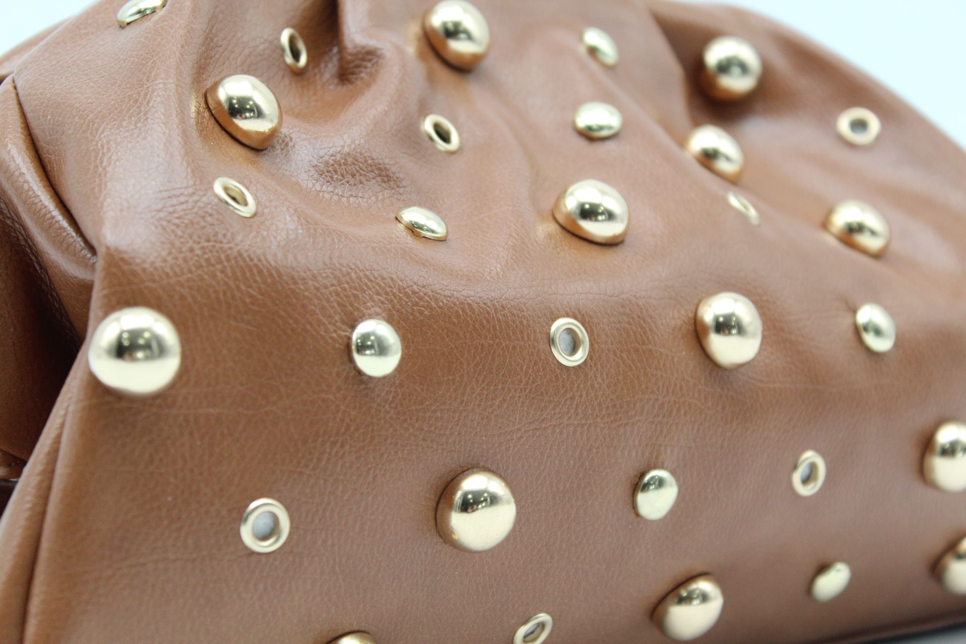 Bandolera en suave poli piel con tachas y asa de cadena,ref28954 - Imagen 5
