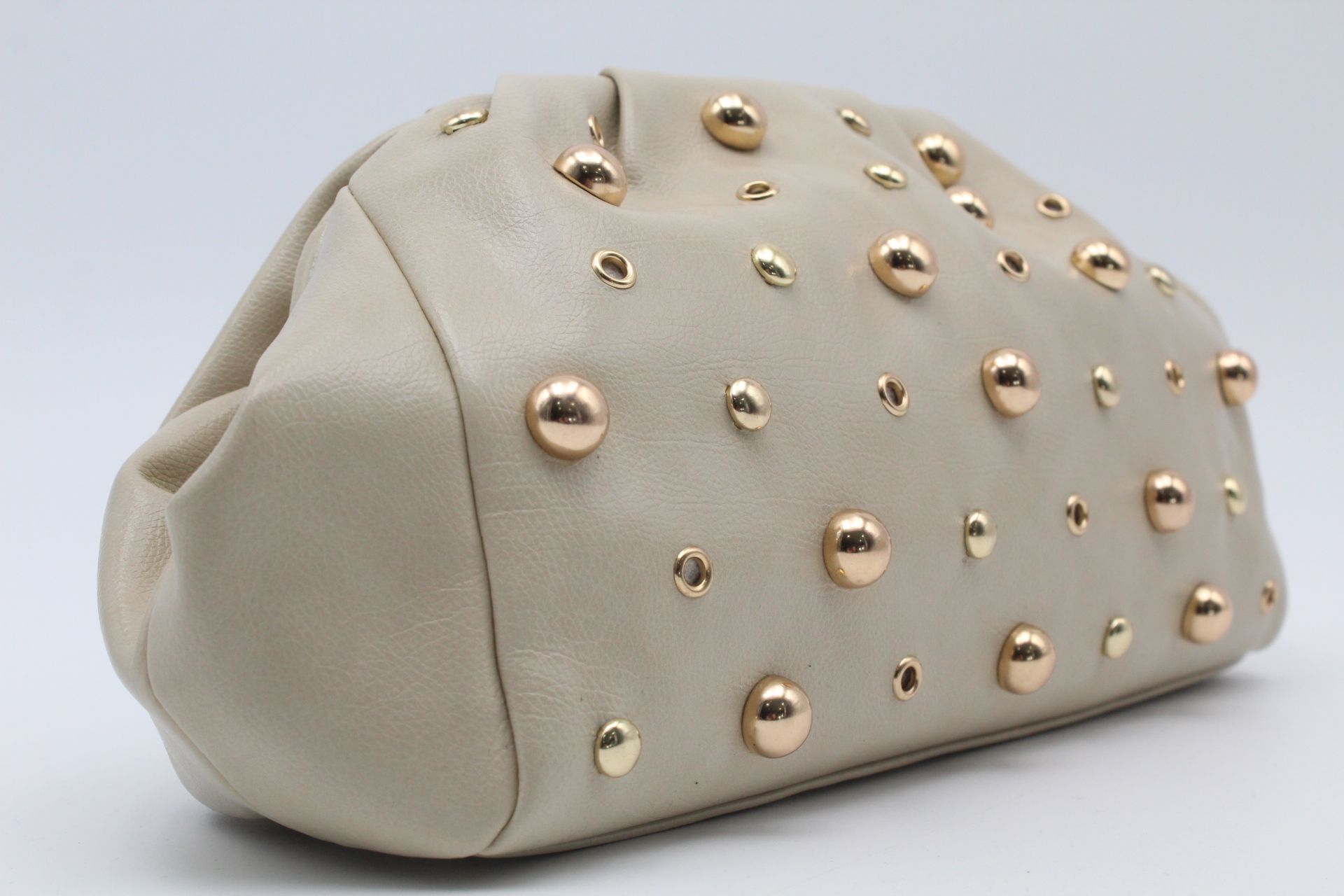 Bandolera en suave poli piel con tachas y asa de cadena,ref28954 - Imagen 7