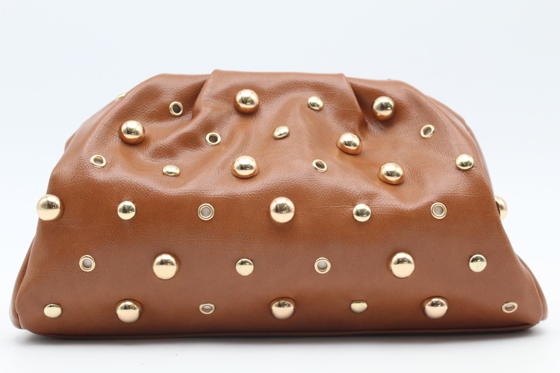 Bandolera en suave poli piel con tachas y asa de cadena,ref28954 - Imagen 6
