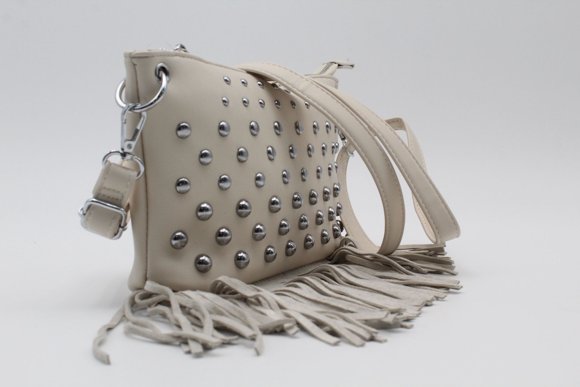 Bandolera en suave poli piel con tachuelas y flecos,ref28939 - Imagen 3