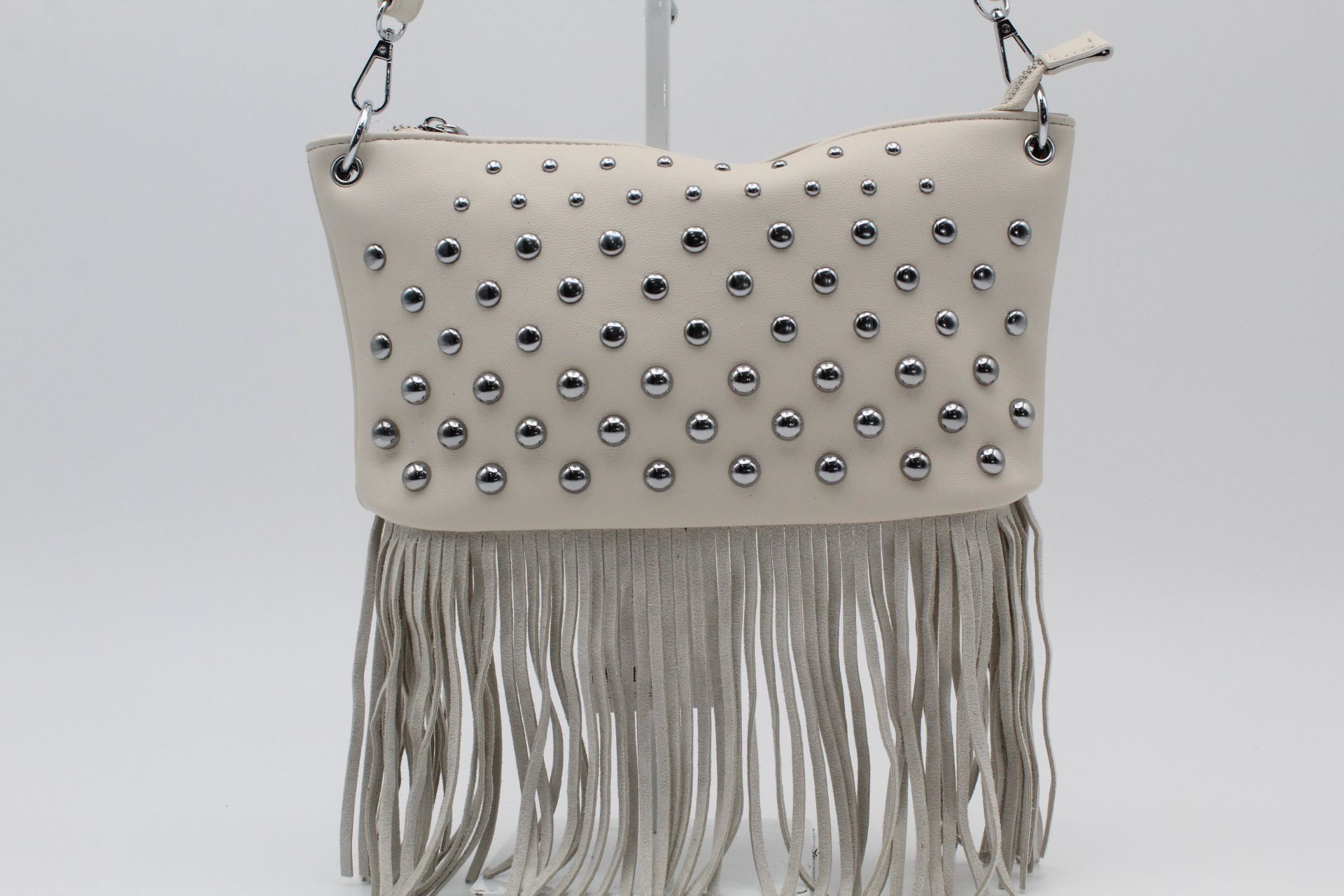 Bandolera en suave poli piel con tachuelas y flecos,ref28939 - Imagen 4