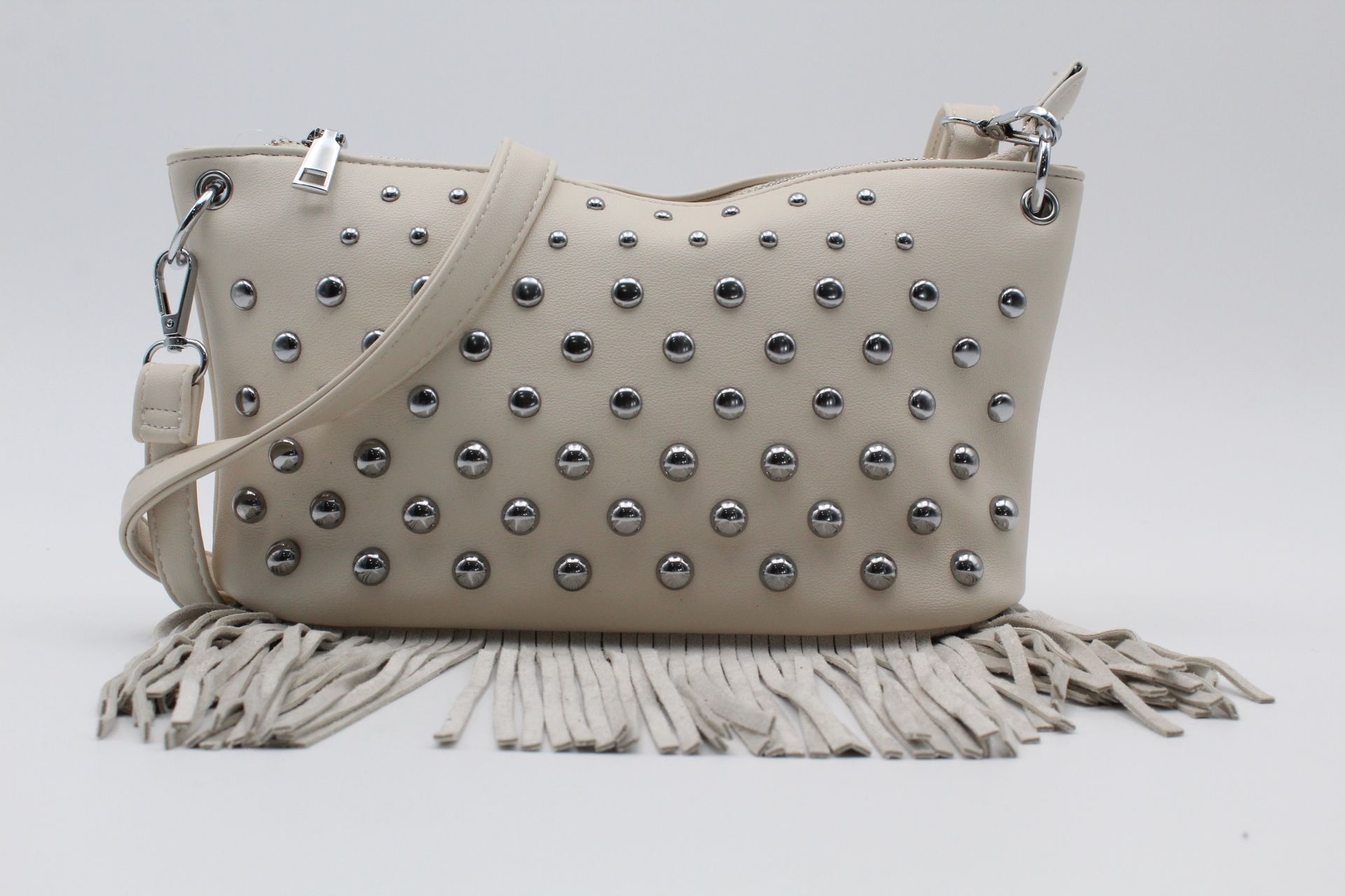 Bandolera en suave poli piel con tachuelas y flecos,ref28939 - Imagen 5