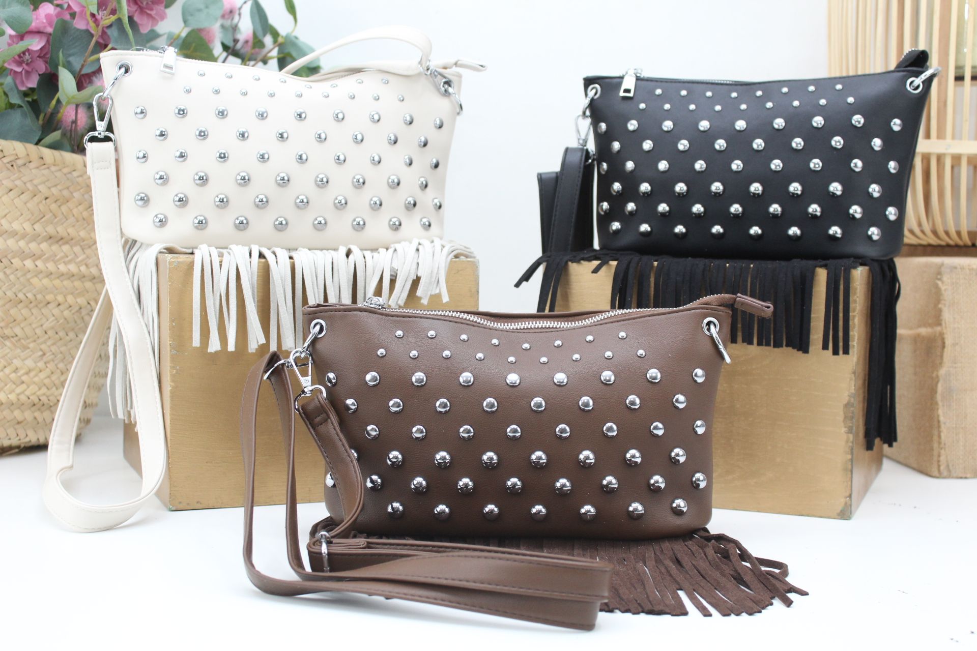 Bandolera en suave poli piel con tachuelas y flecos,ref28939 - Imagen 1