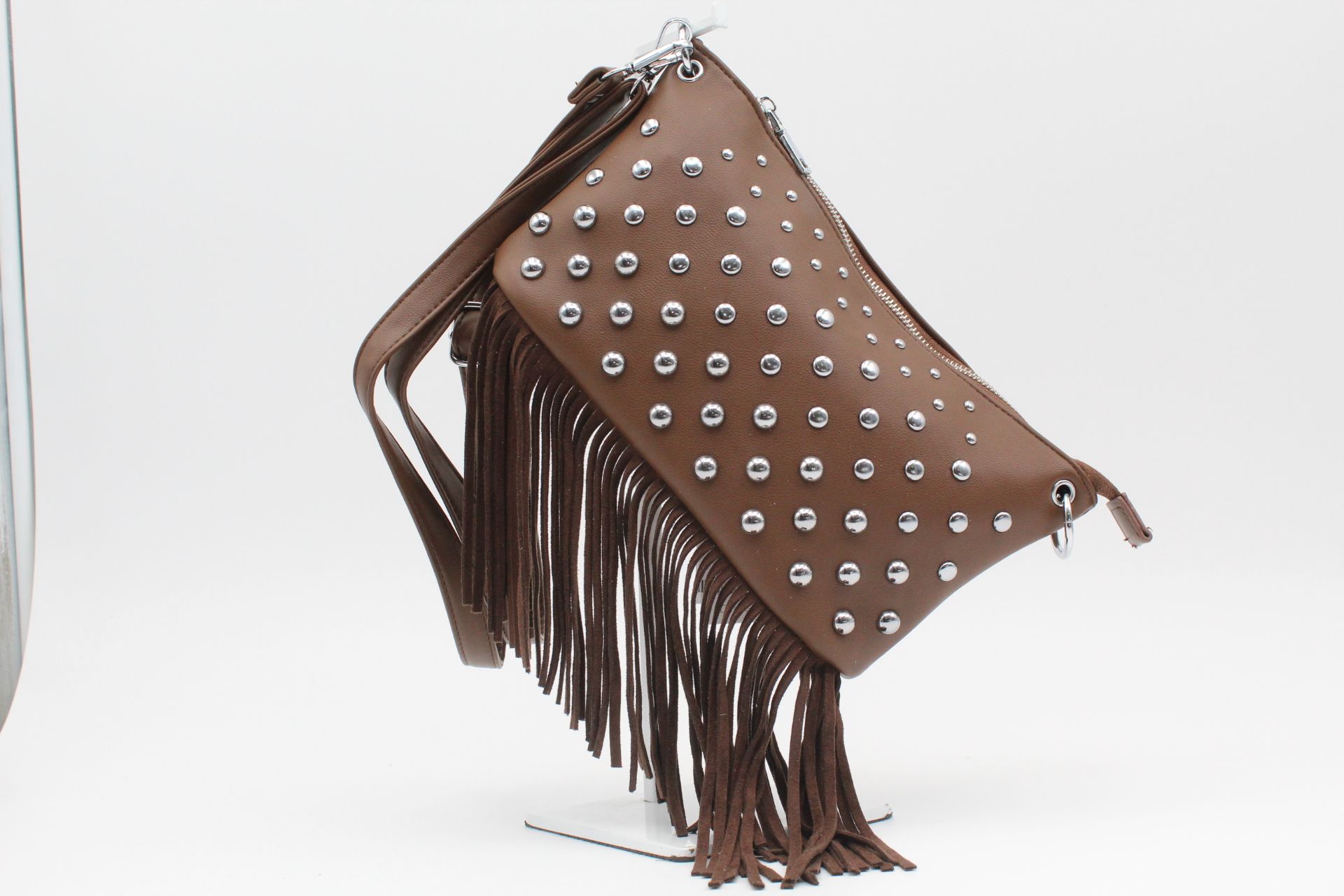 Bandolera en suave poli piel con tachuelas y flecos,ref28939 - Imagen 9