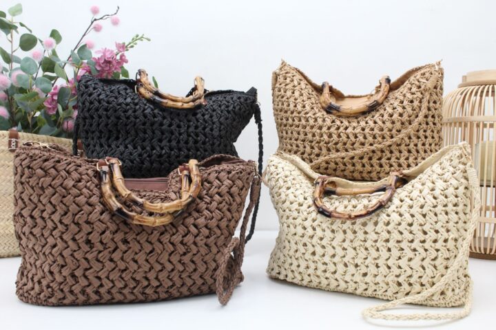 Cesta-Bandolera en rafia con asa imitación bambú,ref0029