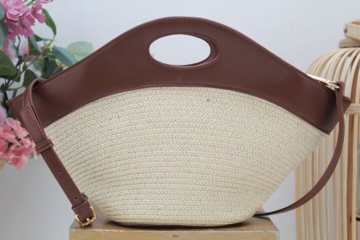 Cesta en rafia con bordes en poli piel,ref1725