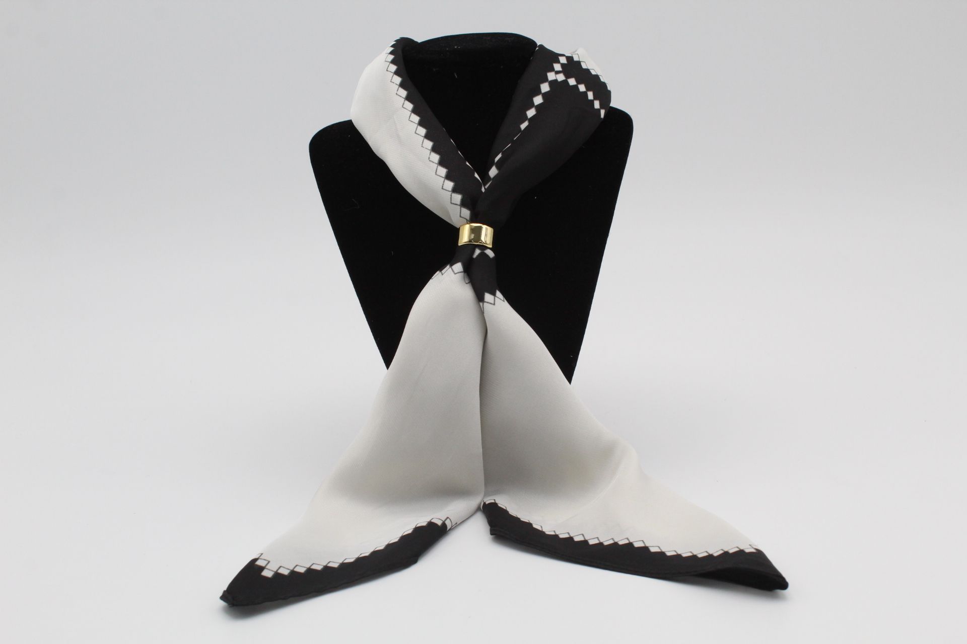 Pañuelo cuello en suave tejido con adorno metalizado,ref6 - Imagen 2