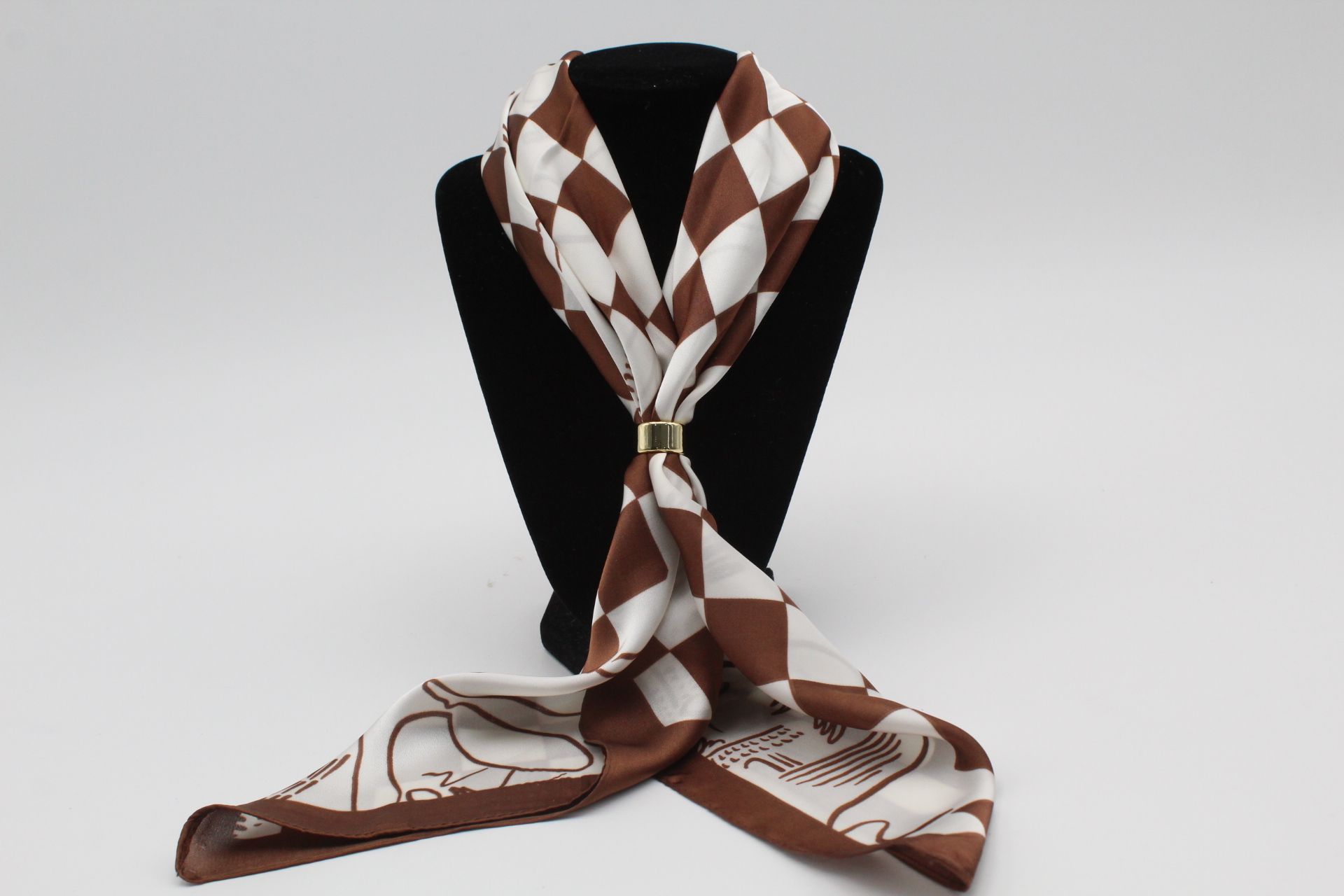 Pañuelo cuello en suave tejido con adorno metalizado,ref6 - Imagen 3