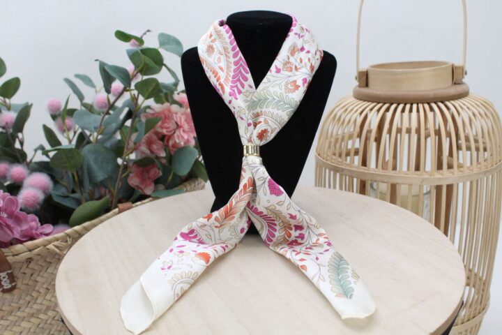 Pañuelo cuello con flores estamadas,ref10
