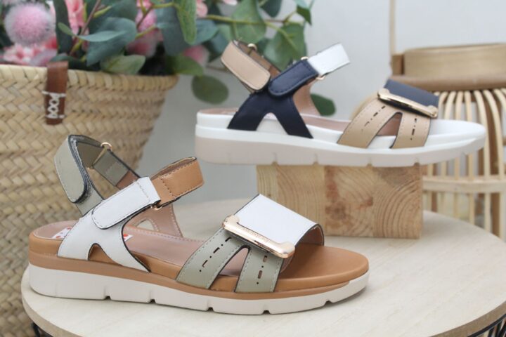 Sandalia cómoda en poli piel con cierre de velcro,ref19
